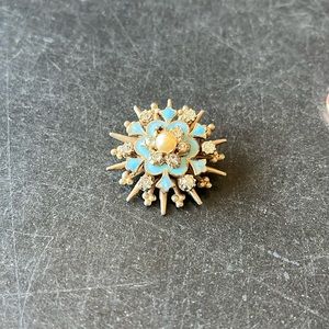Vintage brooch costume, with blue enamel and pearl like accent.